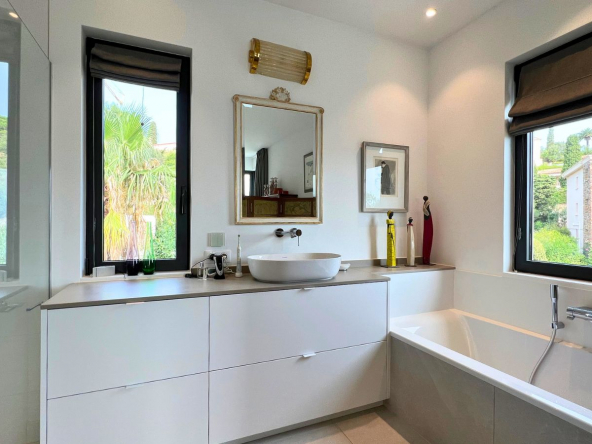 Sale-Villa-Sainte-Maxime-2023-Luxury-Master-Bedroom-Bathroom