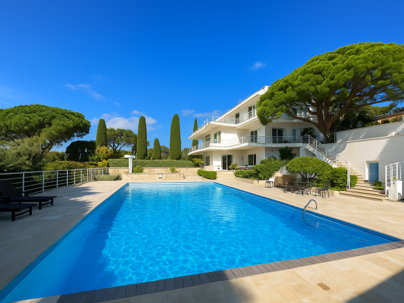 Luxury Property Art Deco for sale in Sainte-Maxime Côte d'Azur - Real estate