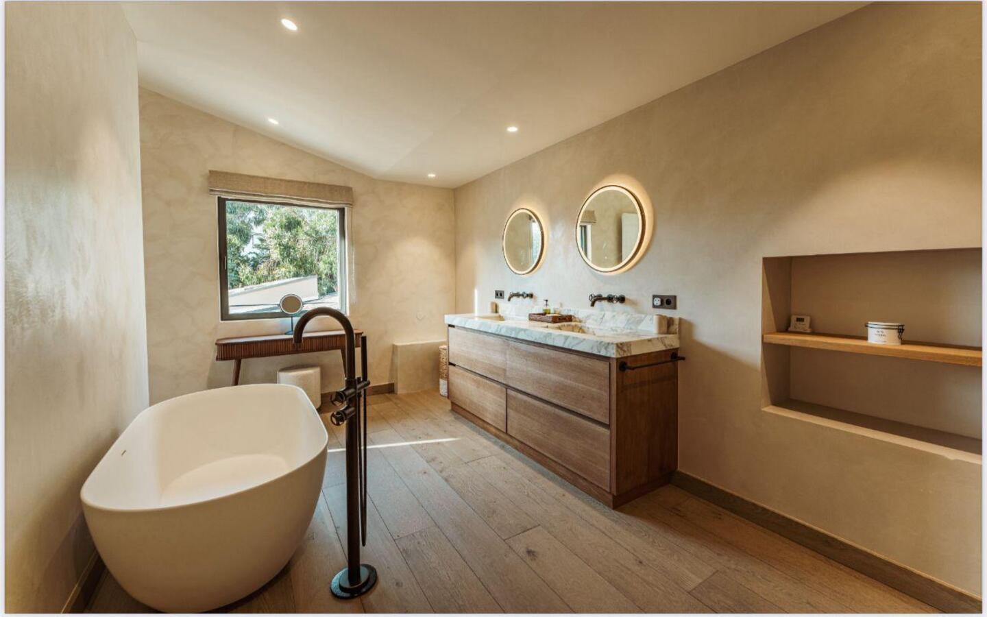 Rent-Property-Saint-Tropez-2026-Luxury-bathtub Luxury Property for rent in Saint-Tropez Côte d'Azur - Real estate