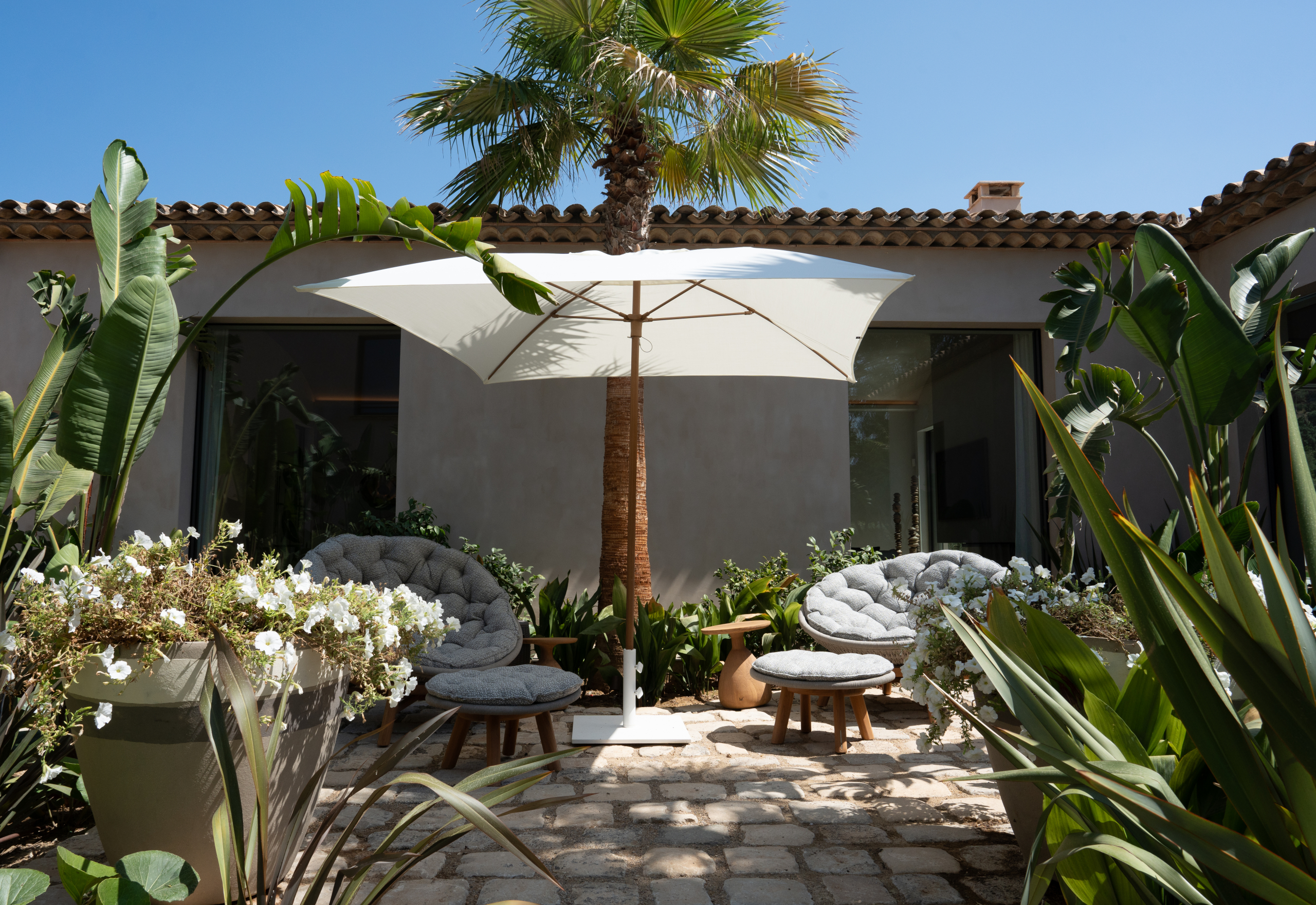 Rent-Property-Saint-Tropez-2026-Luxury-Patio Luxury Property for rent in Saint-Tropez Côte d'Azur - Real estate